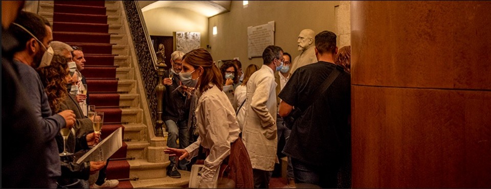 Visita teatralitzada durant l'experiència del Sopar de l'Enigma en la Reial Acadèmia de la Medicina de Catalunya